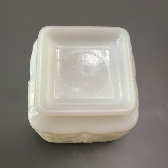 Anchor Hocking Milk Glass Grapes/Leaves 4 1/4" Square footed Candy Dish/Planter - Picture 3 of 6